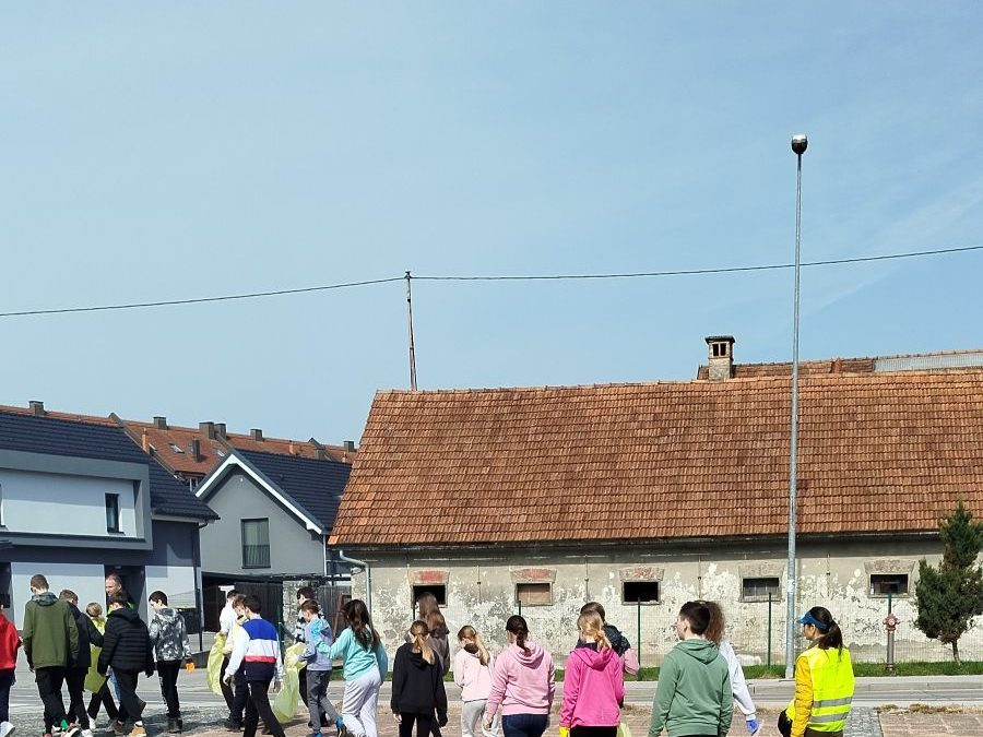 Čistilna akcija na OŠ Dragomelj